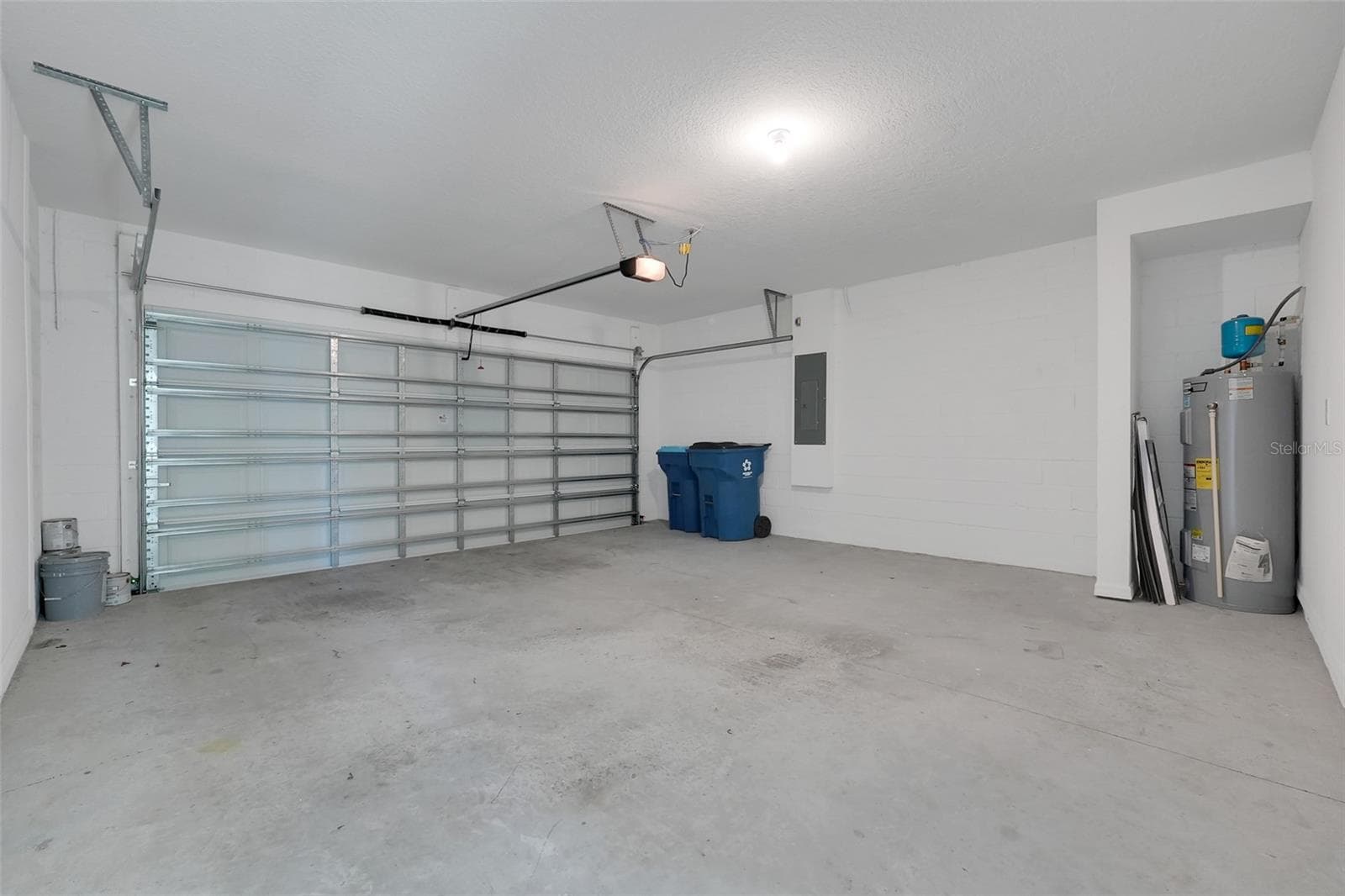2 Car Garage - 2401 WHITE TAIL ST, DAVENPORT