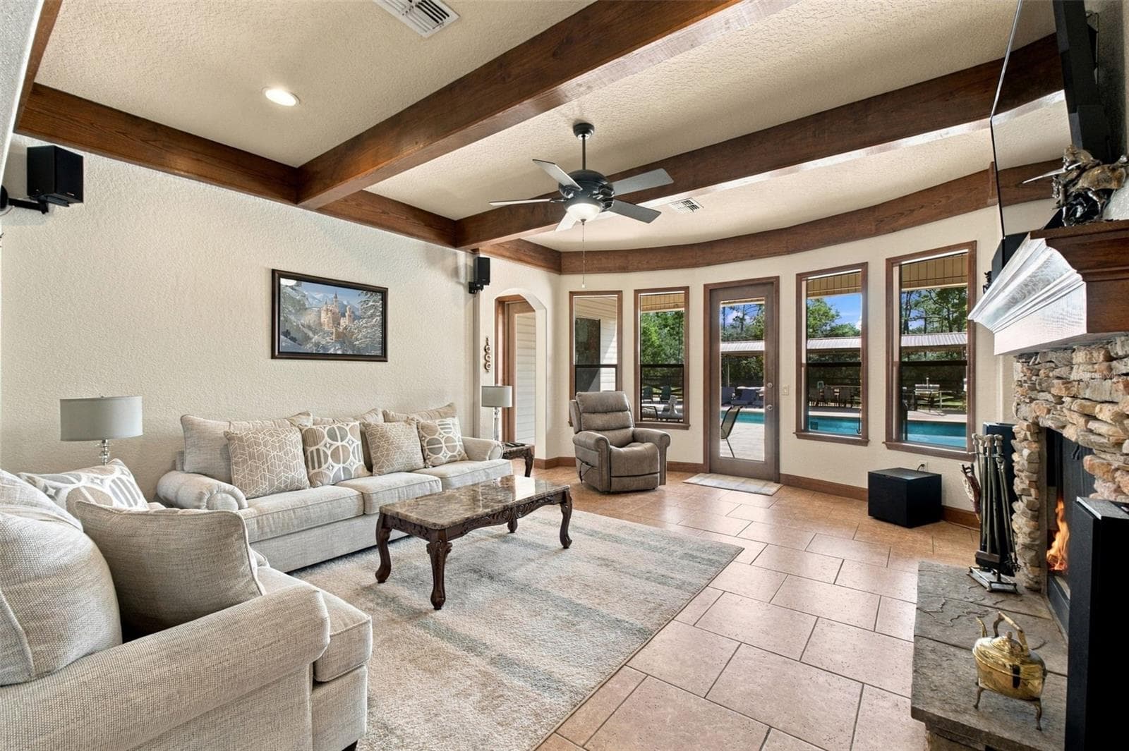 FAMILY ROOM OVERLOOKING POOL AREA - 10484 GYPSY AVE, WEEKI WACHEE