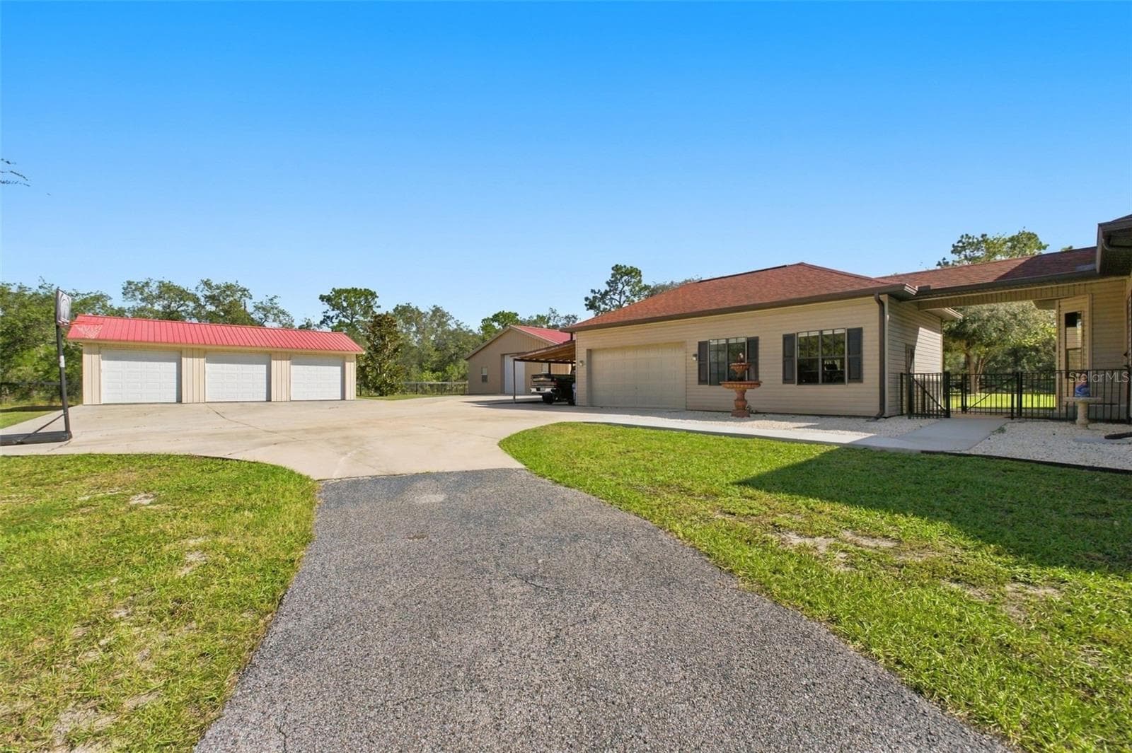 GARAGE + 3 CAR DETACHED GARAGE - 10484 GYPSY AVE, WEEKI WACHEE