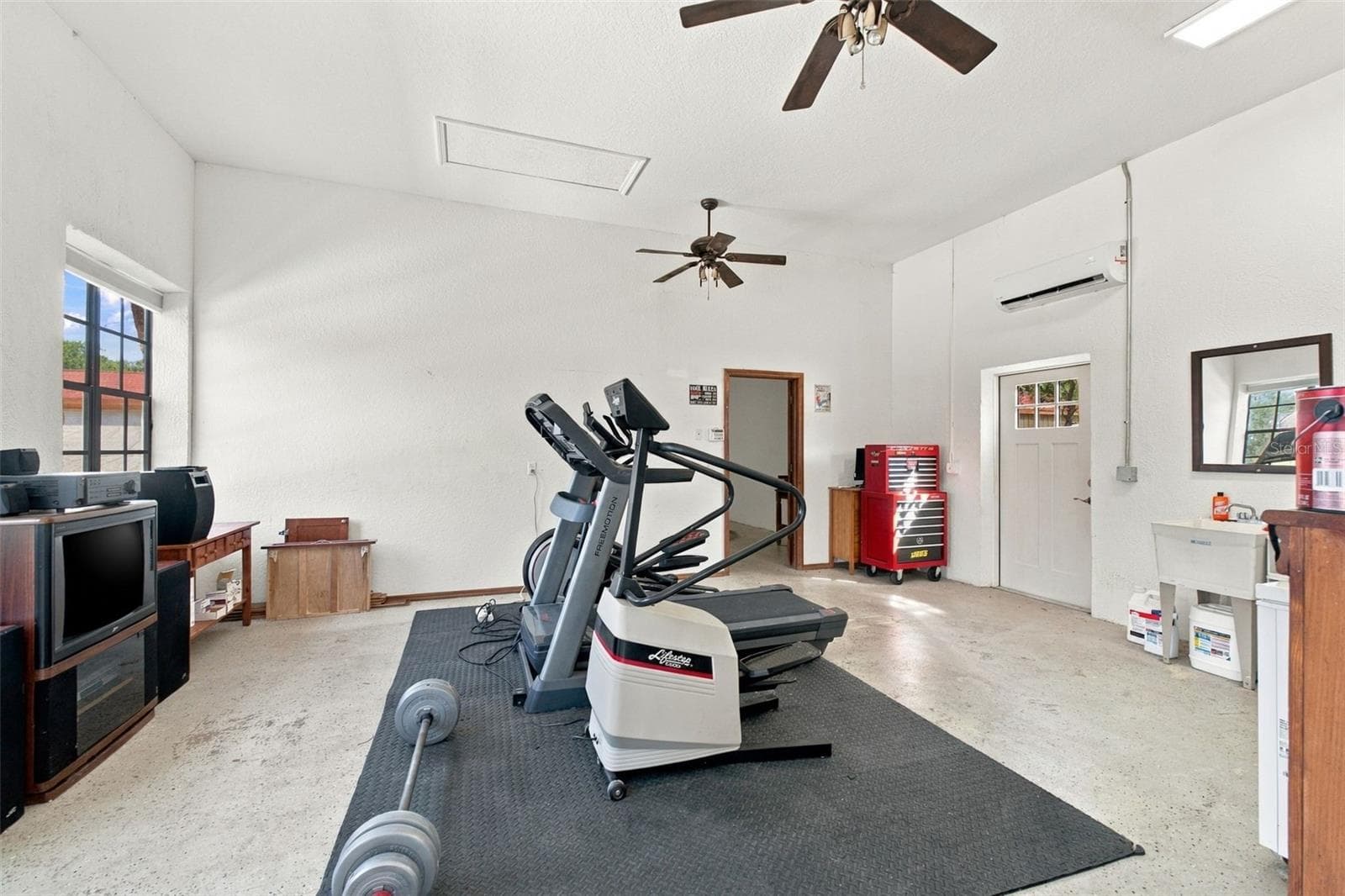 GARAGE GYM/FLEX SPACE - 10484 GYPSY AVE, WEEKI WACHEE