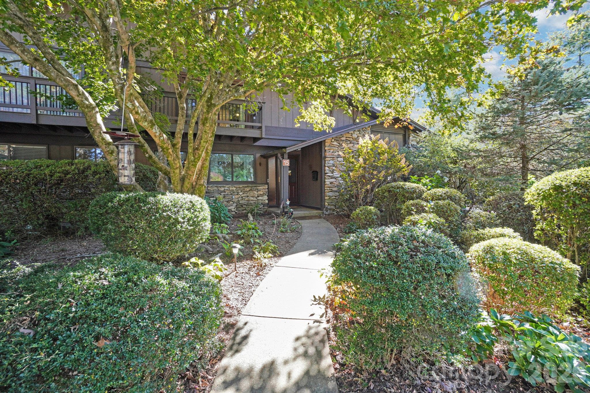 82 Laurelwood Circle W