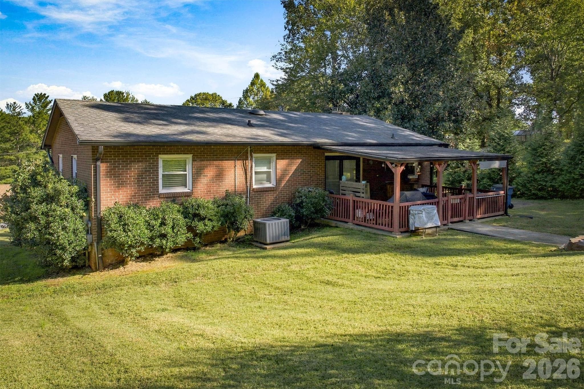 Single Family Residence at 2010 Eastbrook Circle, Morganton, photo 7 of 35