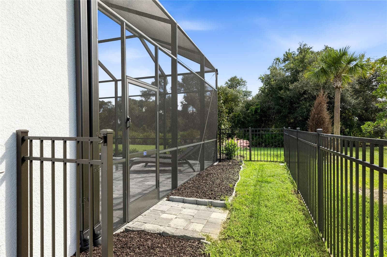Dog run with aluminum 4 foot fencing. - 14726 EAGLE BRANCH DR, NOKOMIS