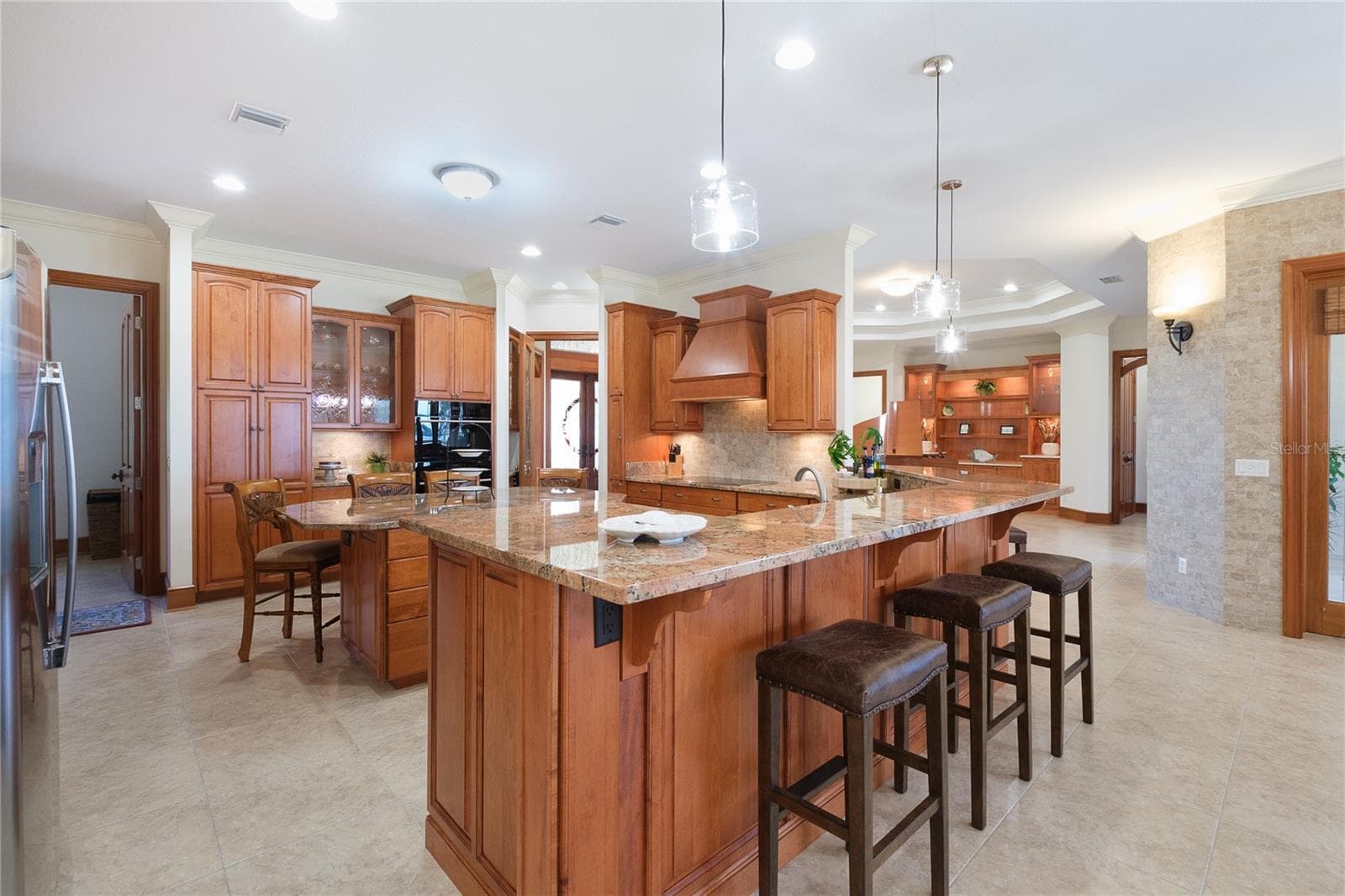 Kitchen is perfect for family gatherings and entertaining - 1930 BAYSHORE DR, ENGLEWOOD