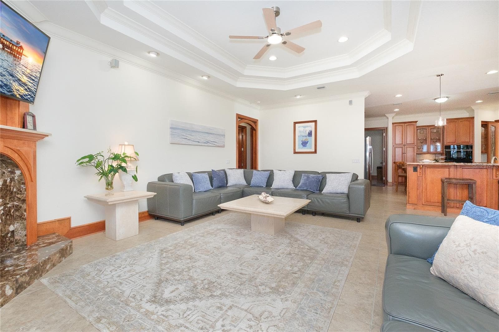 Spacious Family Room-Kitchen - 1930 BAYSHORE DR, ENGLEWOOD