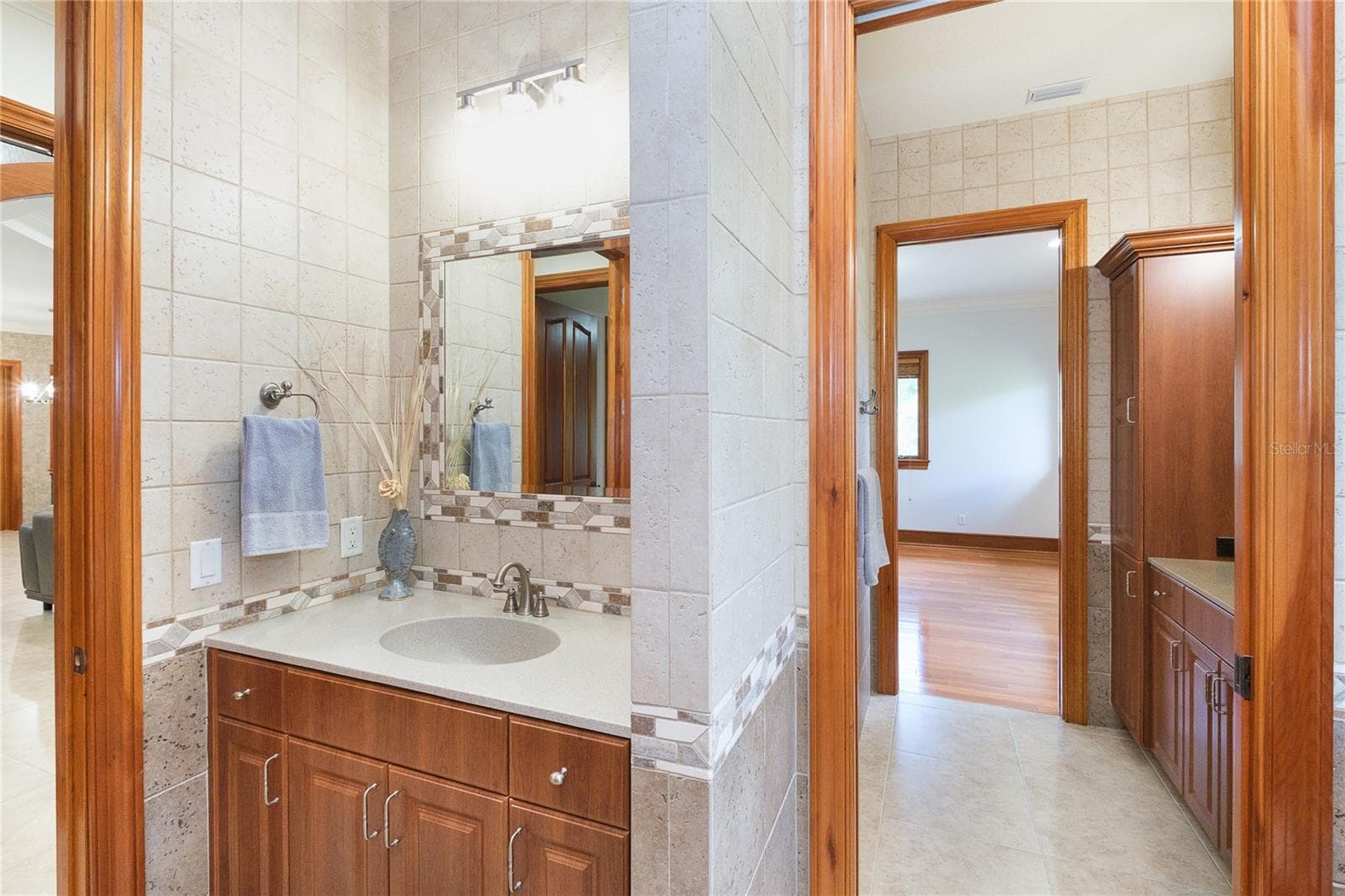 Bath #2 is set up as a Jack & Jill Bath - 1930 BAYSHORE DR, ENGLEWOOD