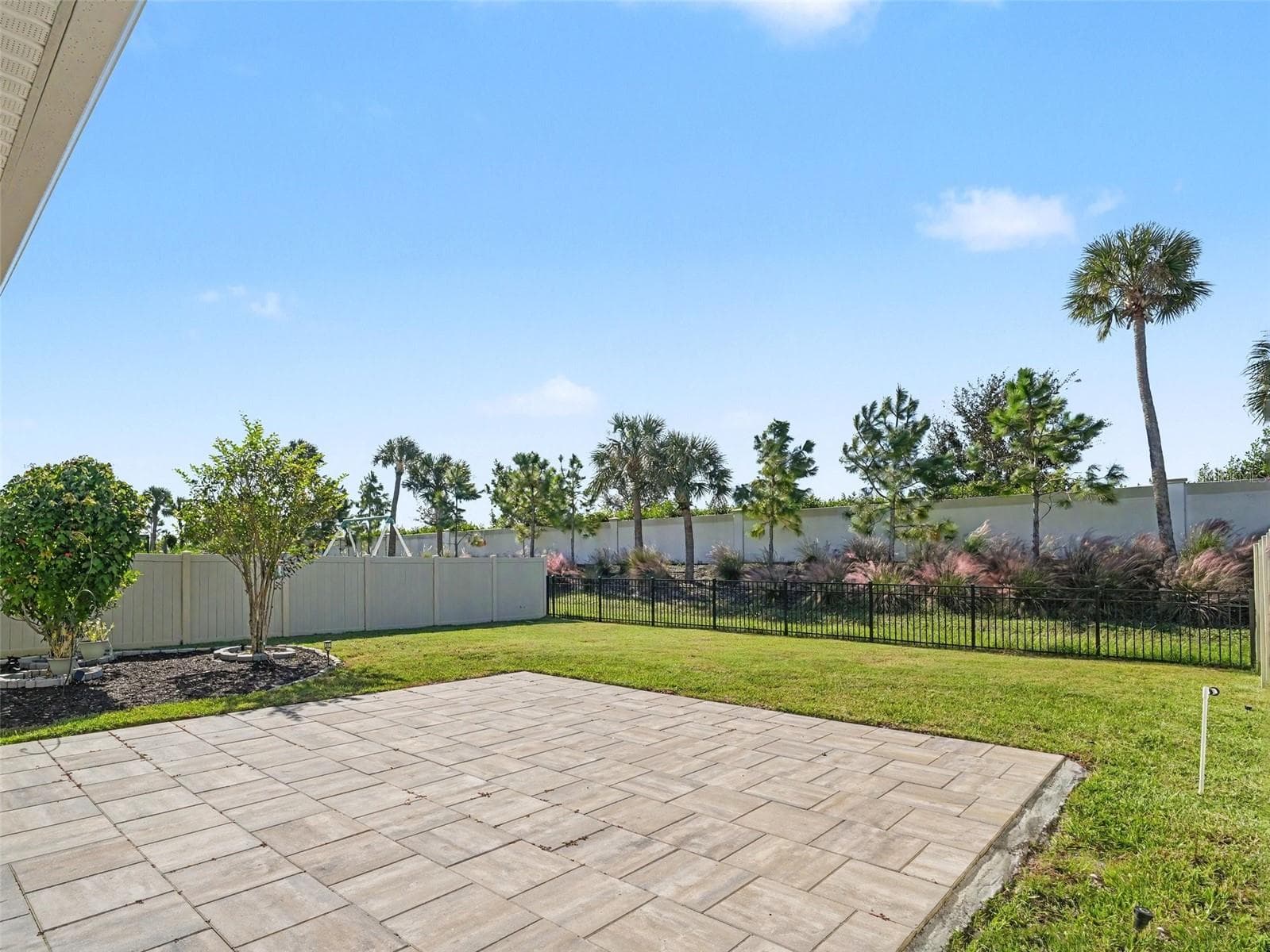 Fenced backyard - 5731 WOODLAND SAGE DR, SARASOTA