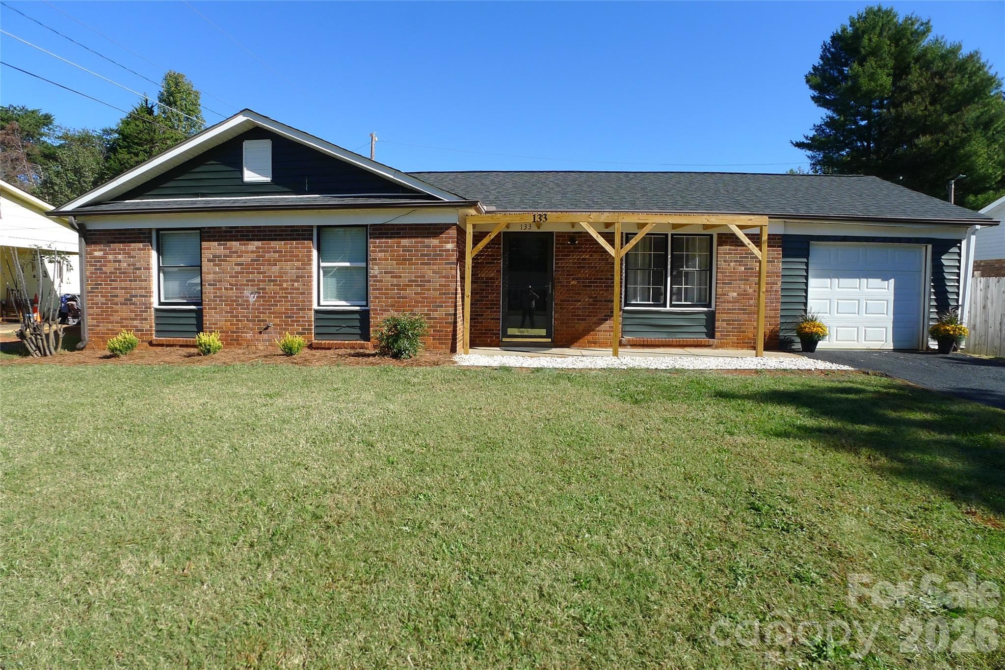 Single Family Residence at 133 Windward Circle, Mocksville, photo 2 of 25