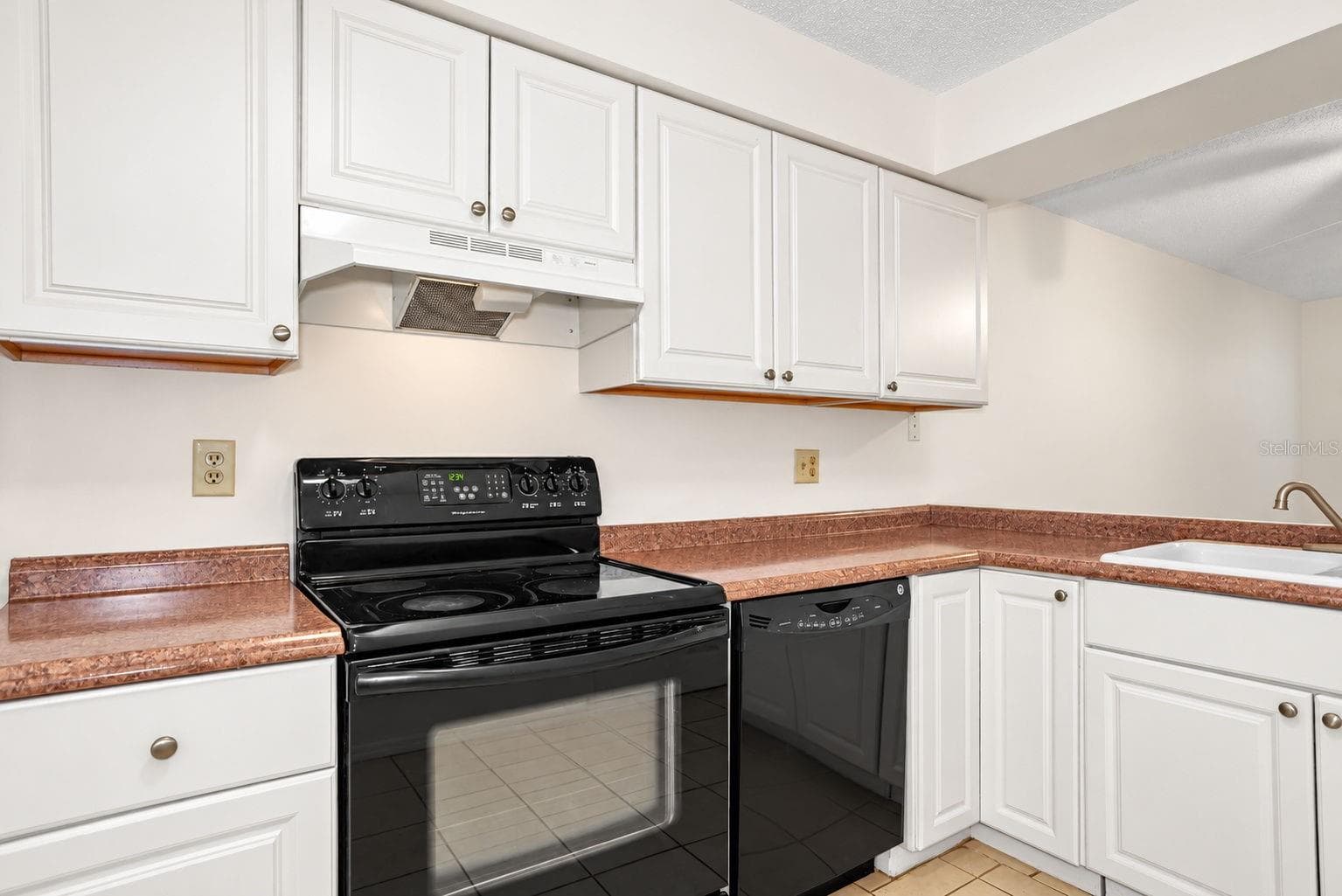 Condominium at 1111 TARRIDON CT #1111, DUNEDIN, photo 11 of 40