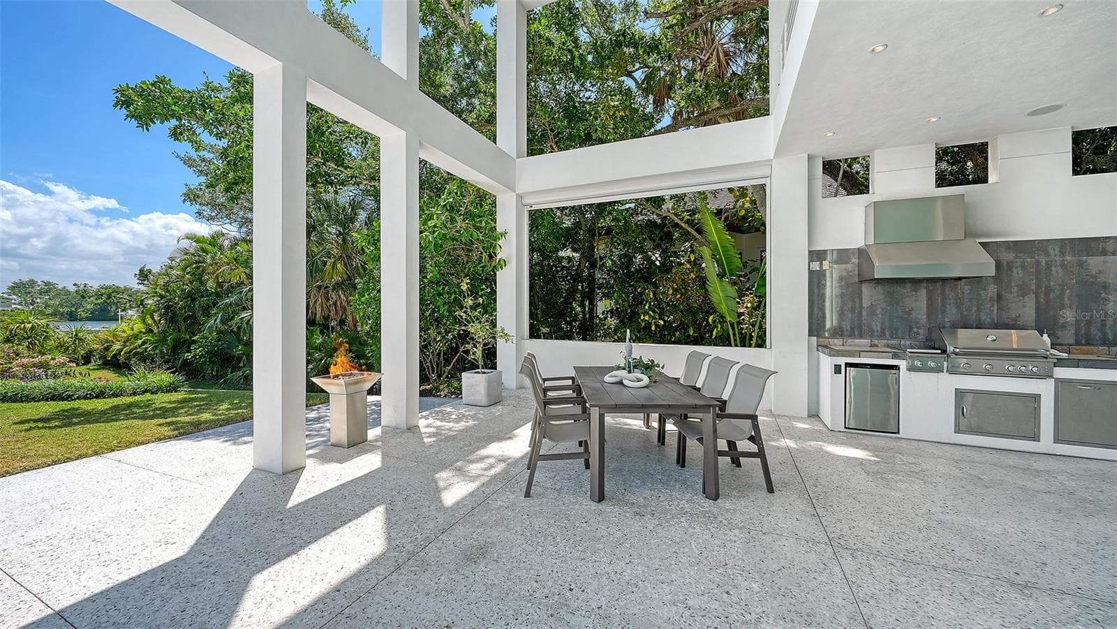 Outdoor kitchen terrace - 4317 MIDNIGHT PASS RD, SARASOTA