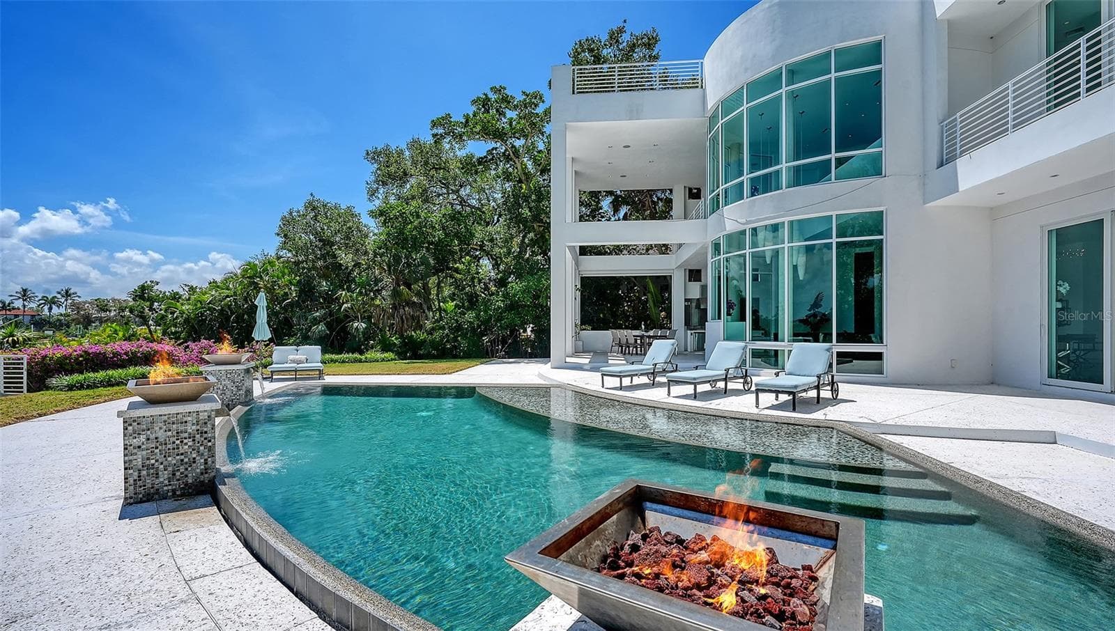 Pool with light up fire pits - 4317 MIDNIGHT PASS RD, SARASOTA