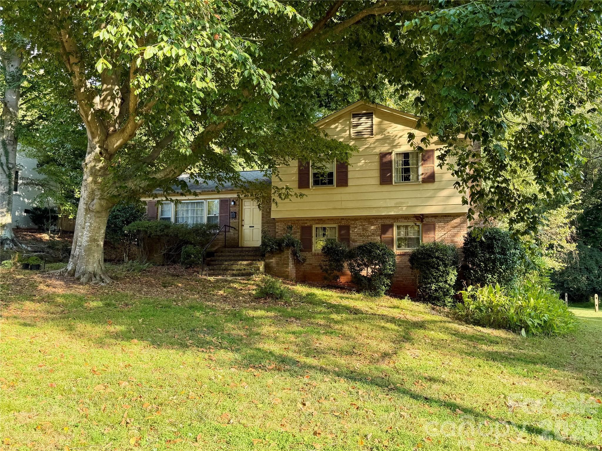 Single Family Residence at 6207 Colchester Place, Charlotte, photo 2 of 10