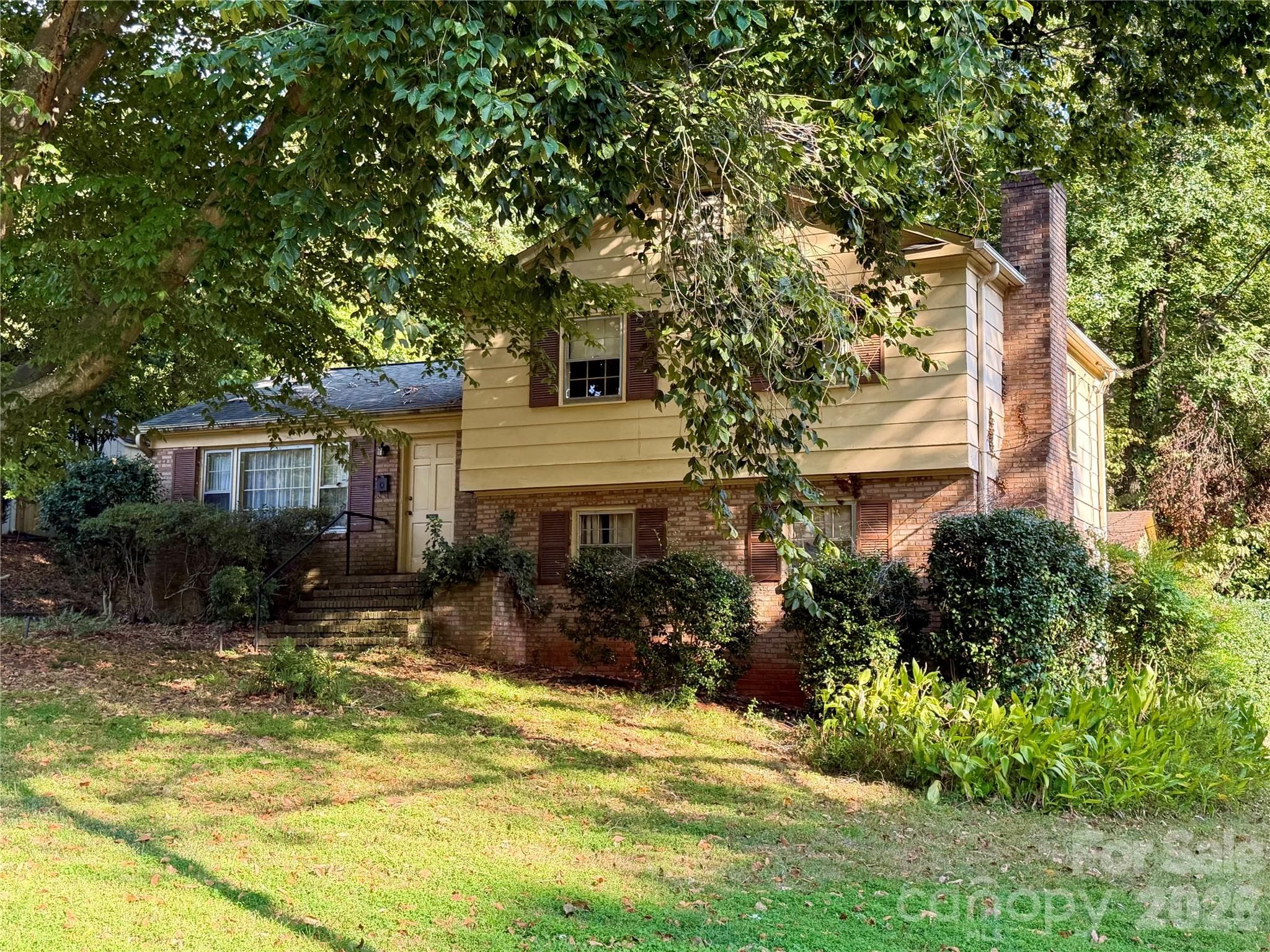 Single Family Residence at 6207 Colchester Place, Charlotte, photo 3 of 10