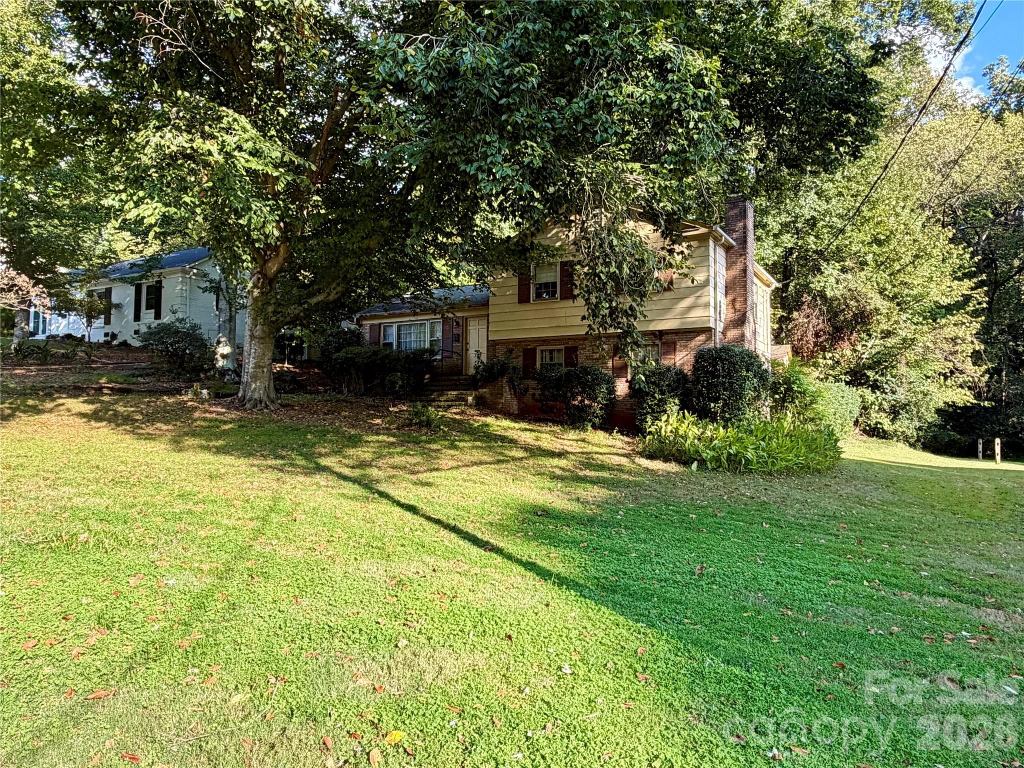 Single Family Residence at 6207 Colchester Place, Charlotte, photo 4 of 10