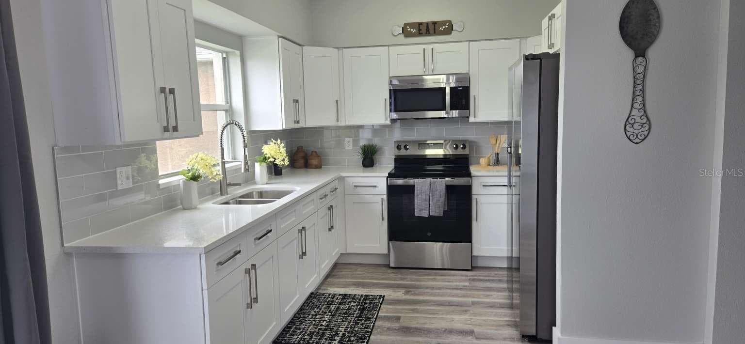 Single Family Residence at 2462 HARRISON PLACE BLVD, LAKELAND, photo 3 of 23