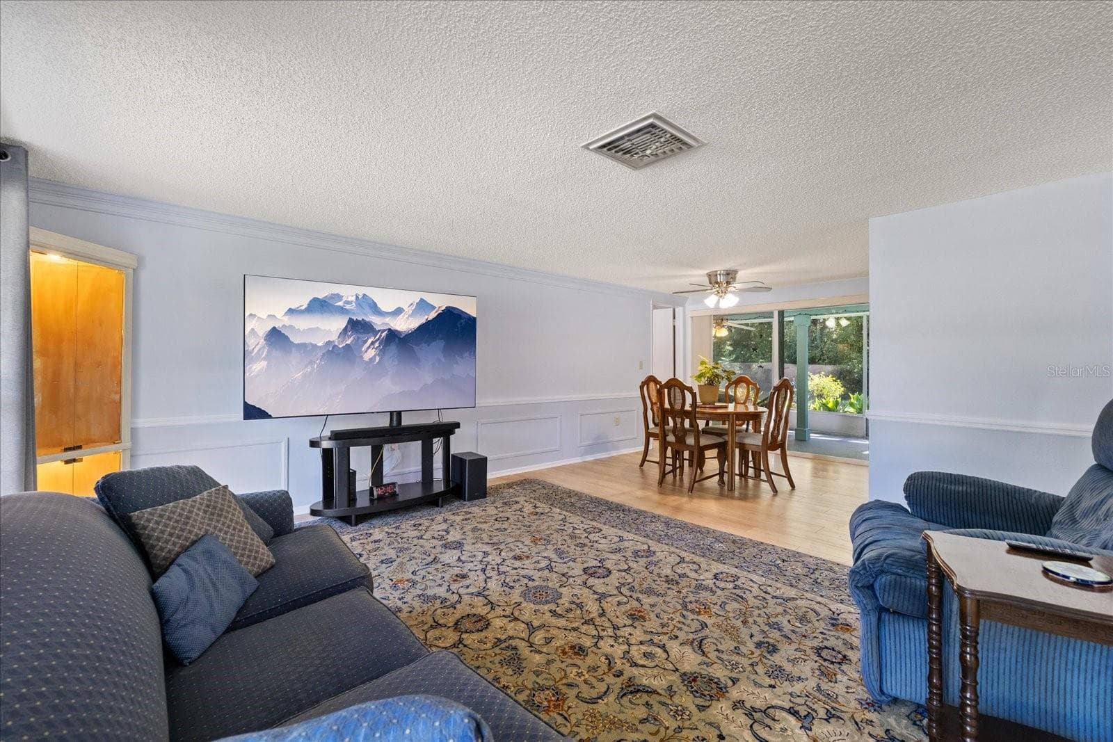 Living room - 8710 ARROWHEAD DR, HUDSON