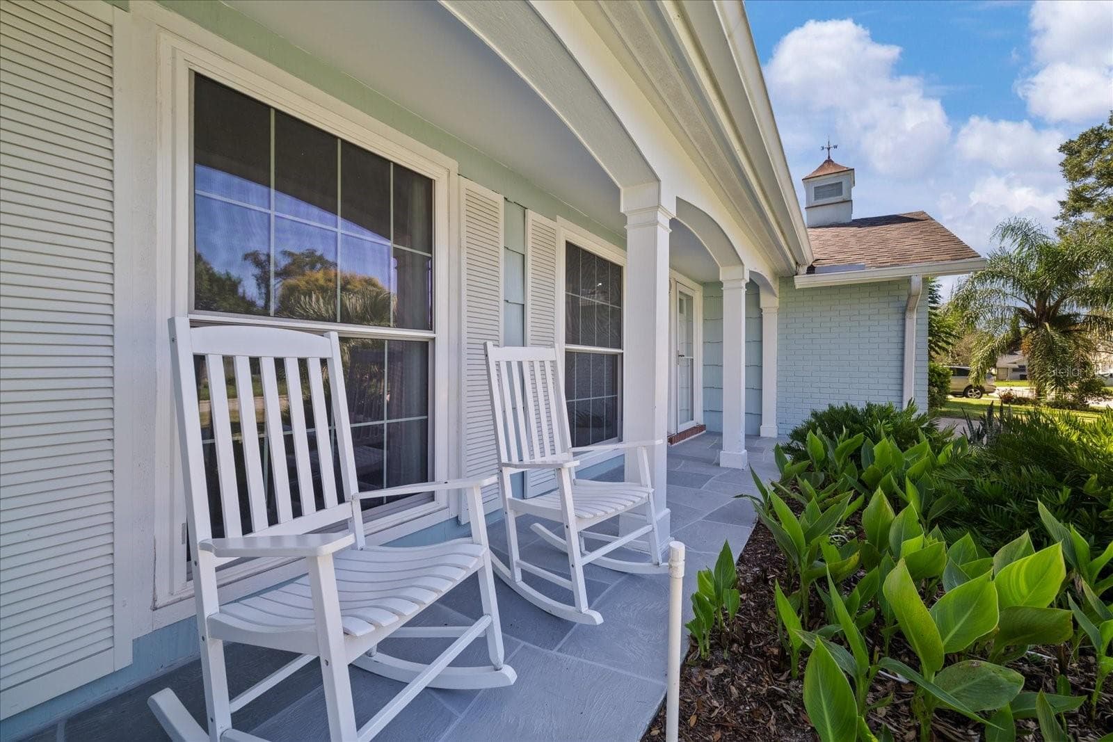 Front patio sitting area - 8710 ARROWHEAD DR, HUDSON