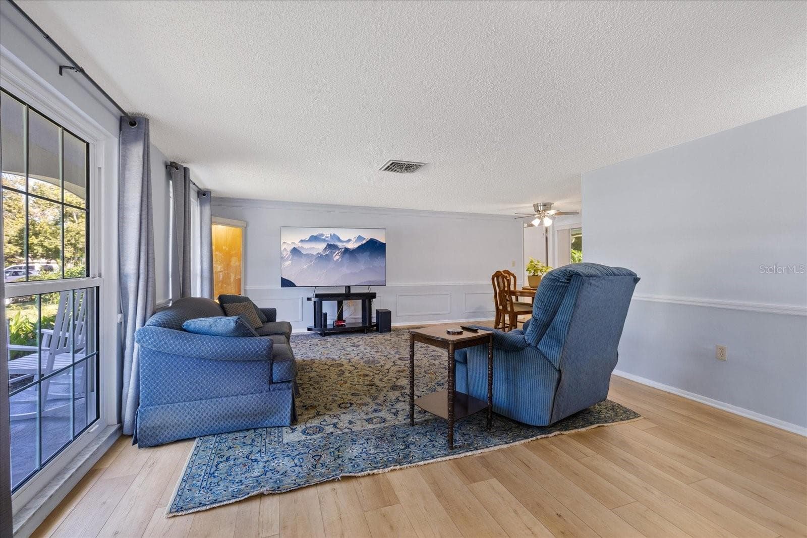 Living room - 8710 ARROWHEAD DR, HUDSON