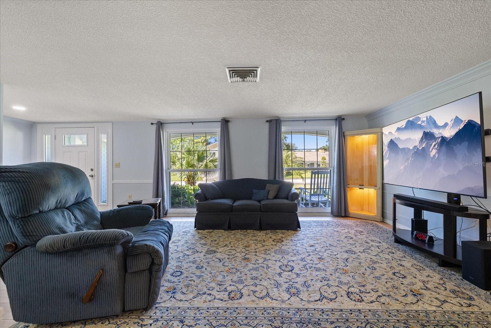 Living room - 8710 ARROWHEAD DR, HUDSON