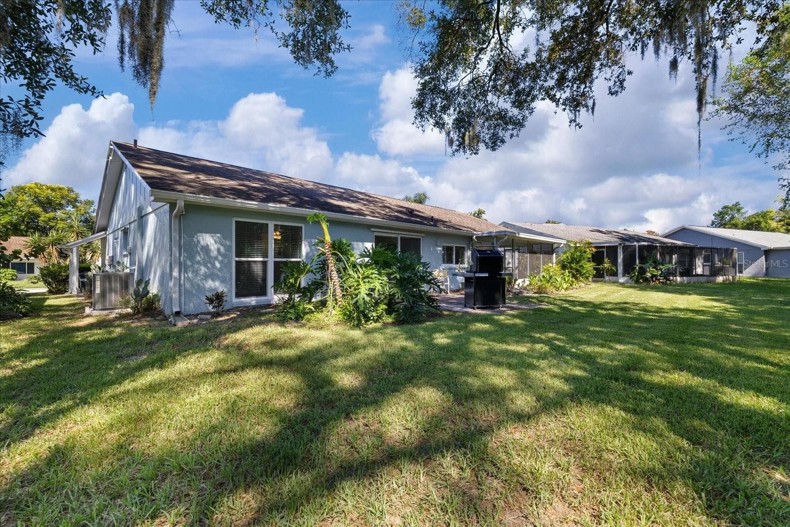 Large oversized backyard - 8710 ARROWHEAD DR, HUDSON
