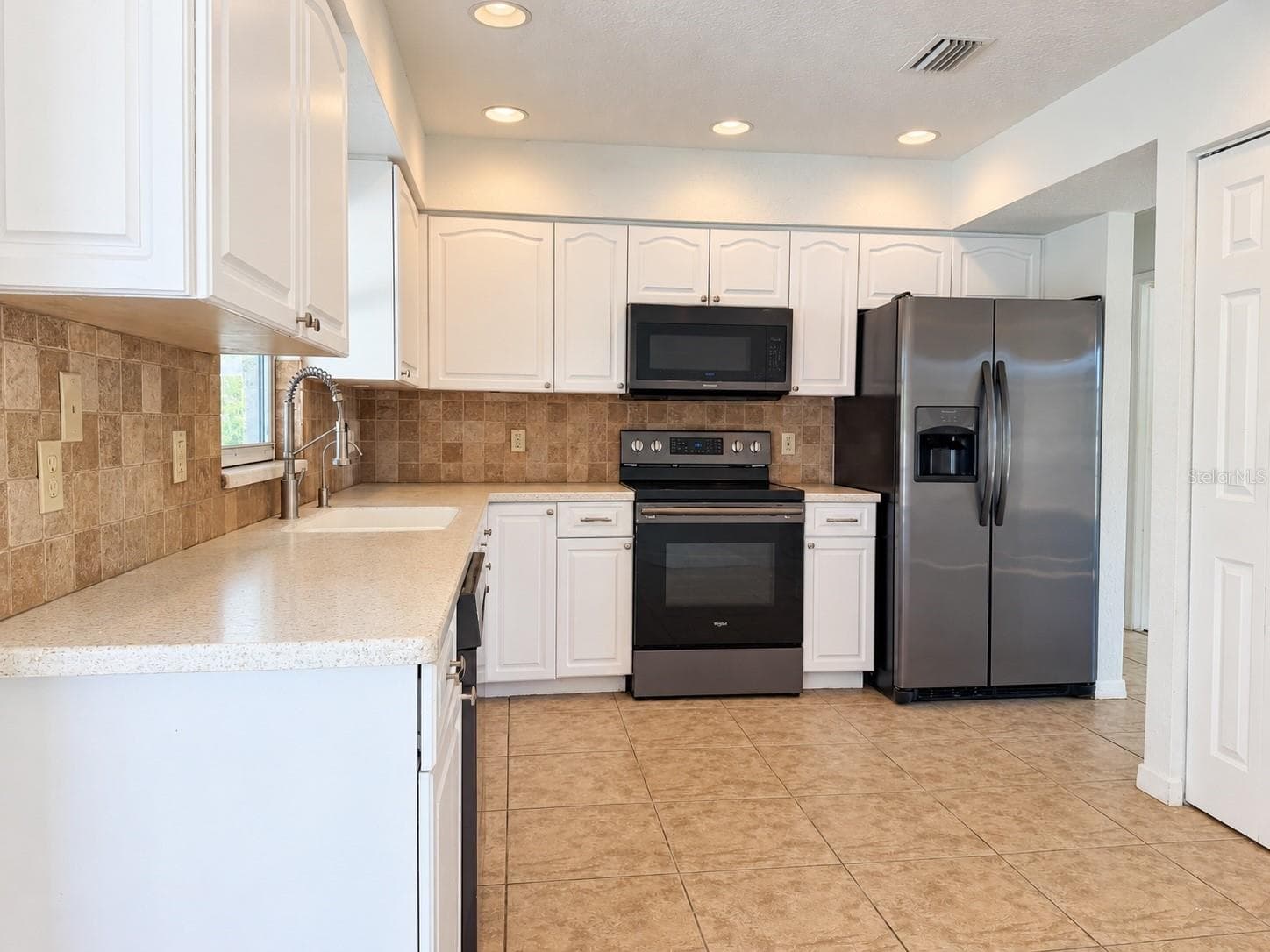 Single Family Residence at 1092 S HARTSDALE ST, NORTH PORT, photo 5 of 11