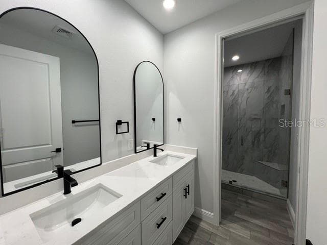 Bathroom 2 Between Bedrooms 2 &3 - 18218 PALMDALE RD, WEEKI WACHEE