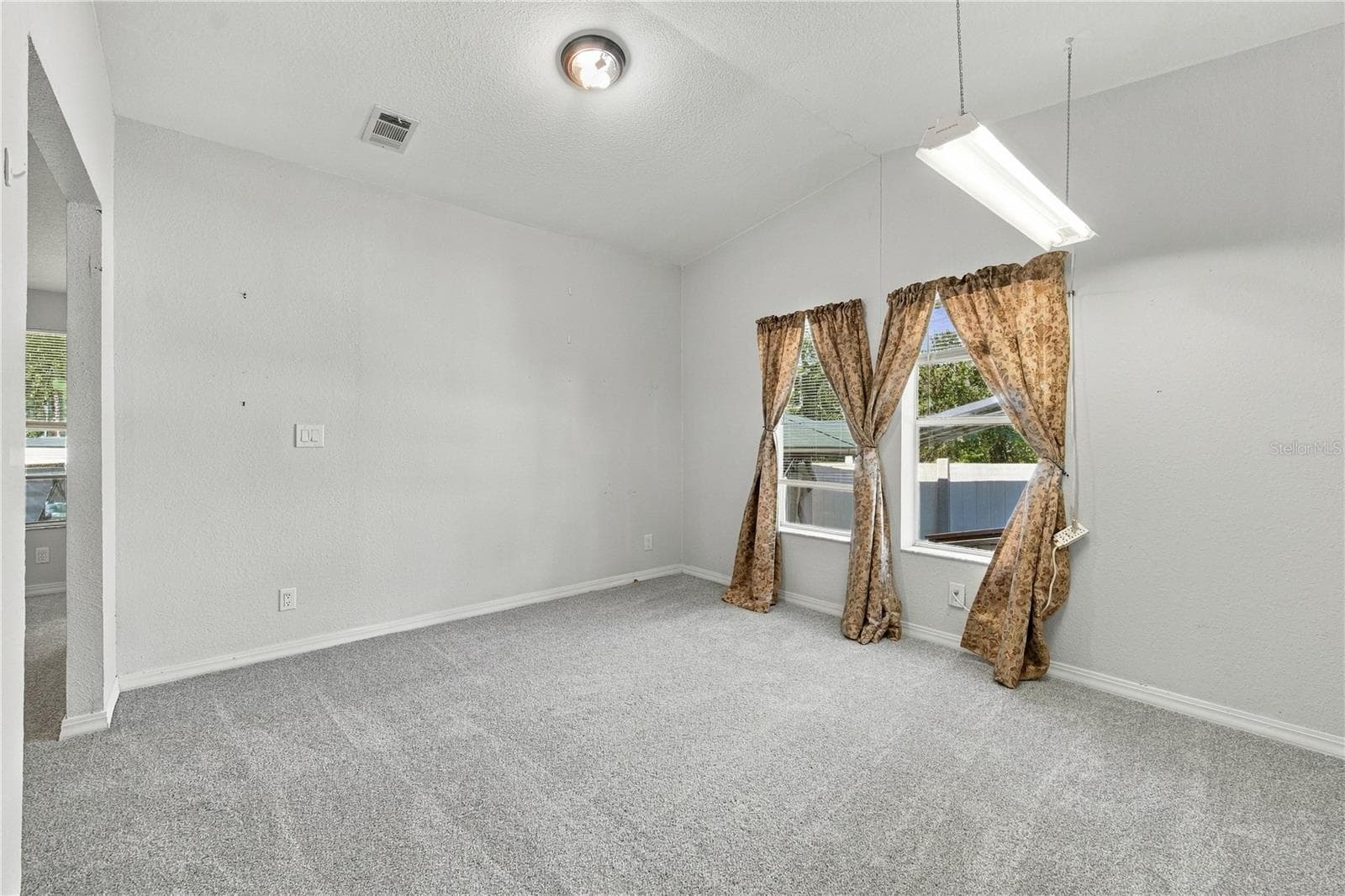 Office bonus space off primary room - 1350 NW 114TH CT, OCALA