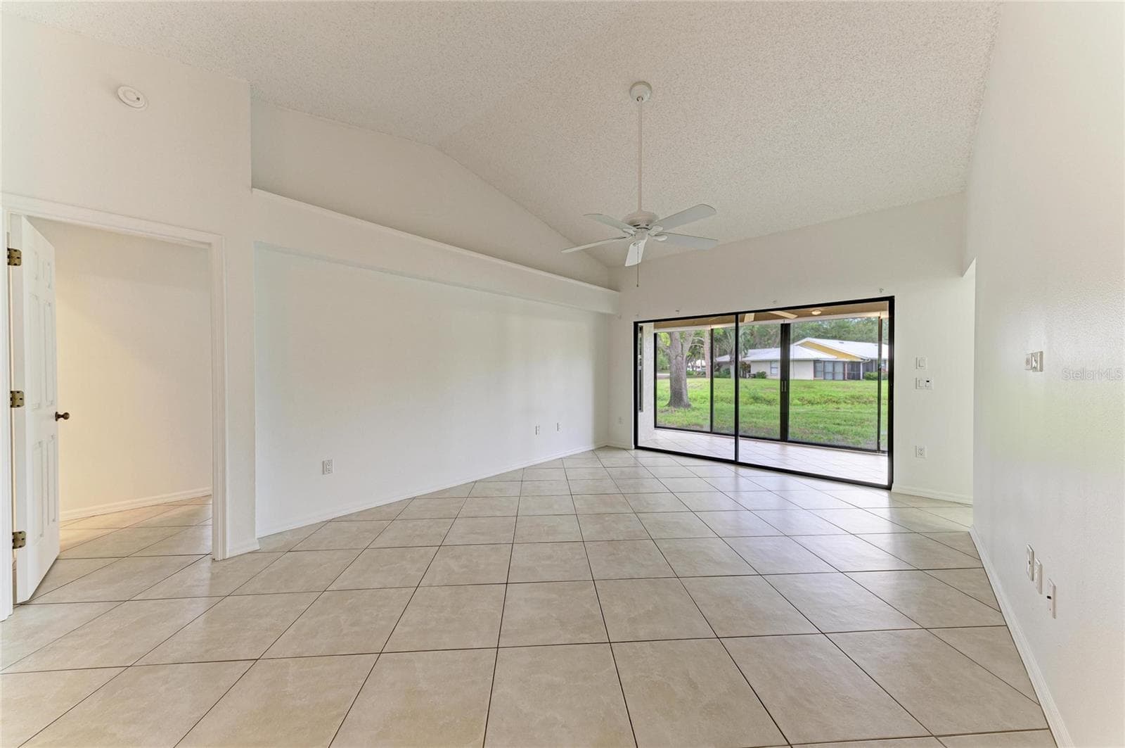 Living Room - 101 SOUTHAMPTON PL N #248, VENICE