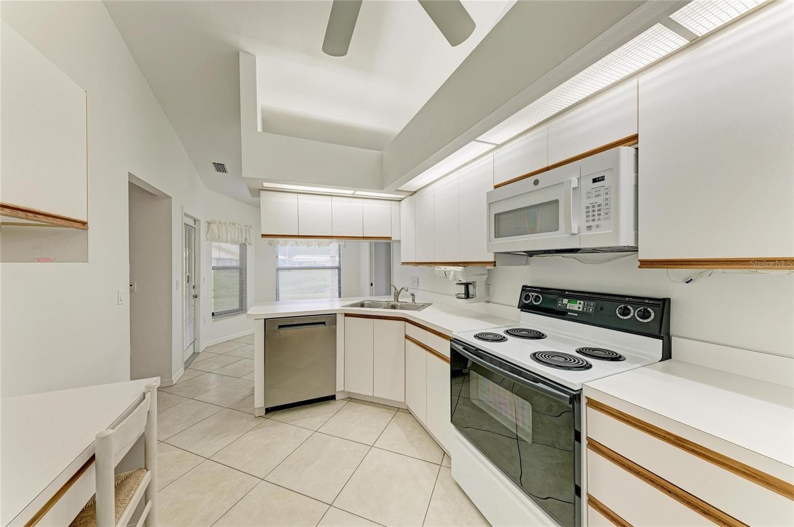 Kitchen - 101 SOUTHAMPTON PL N #248, VENICE
