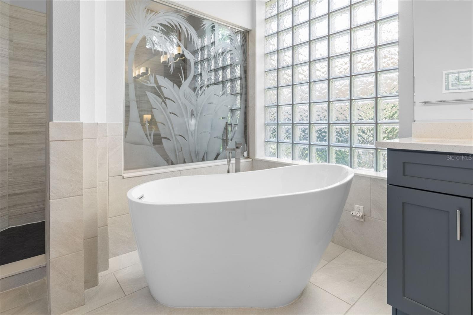 Soaking Tub - 47 EASTLAKE DR, PALM COAST