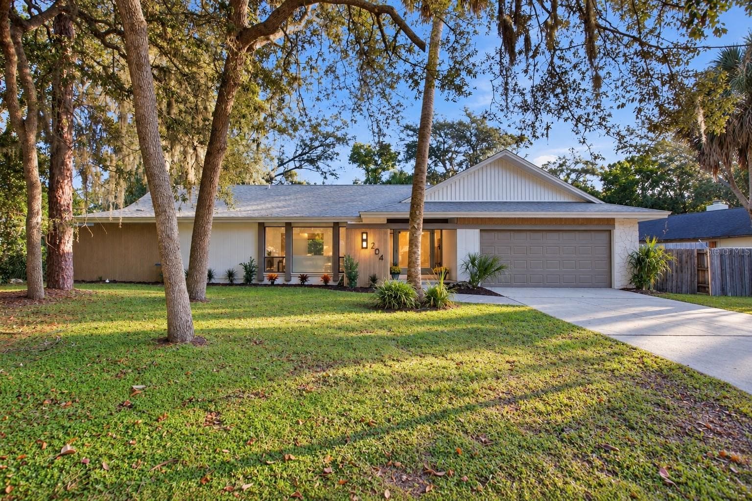 204 W RIDGEWOOD CT