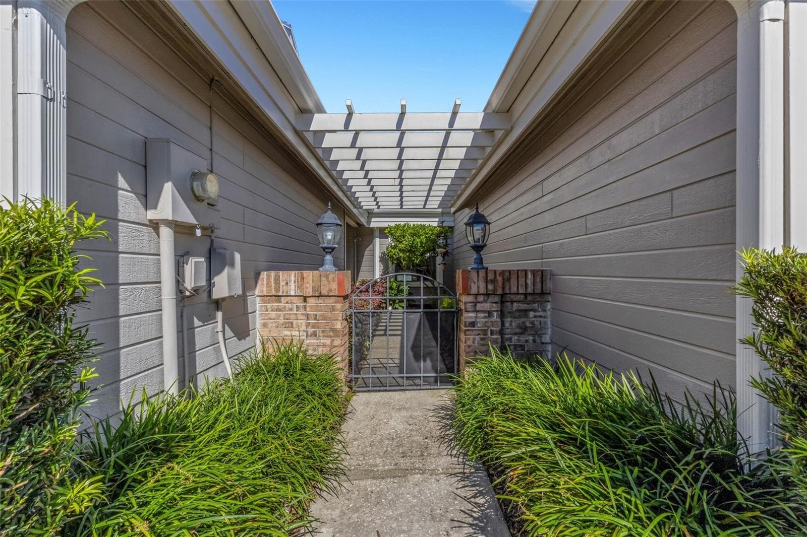 where through this courtyard gate something special awaits. - 1113 WATERFALL LN, LAKELAND