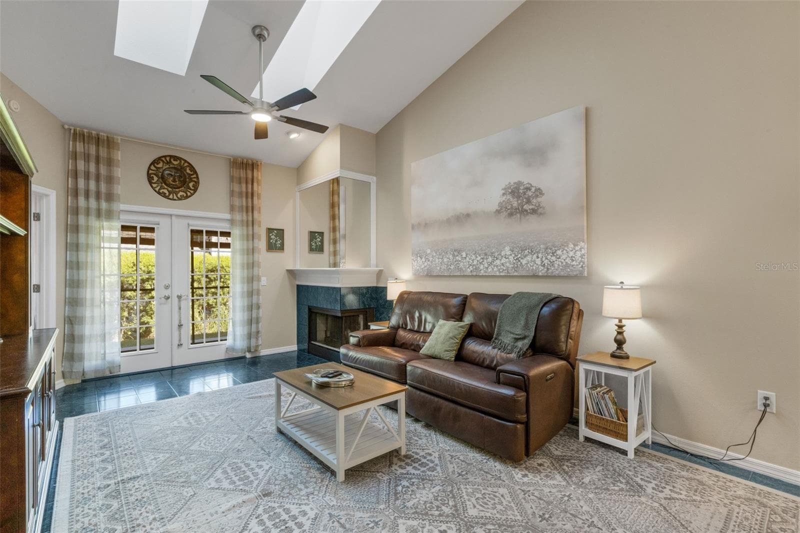 Neutral color palette brightened by two skylights overhead in the vaulted ceiling of the space. - 1113 WATERFALL LN, LAKELAND