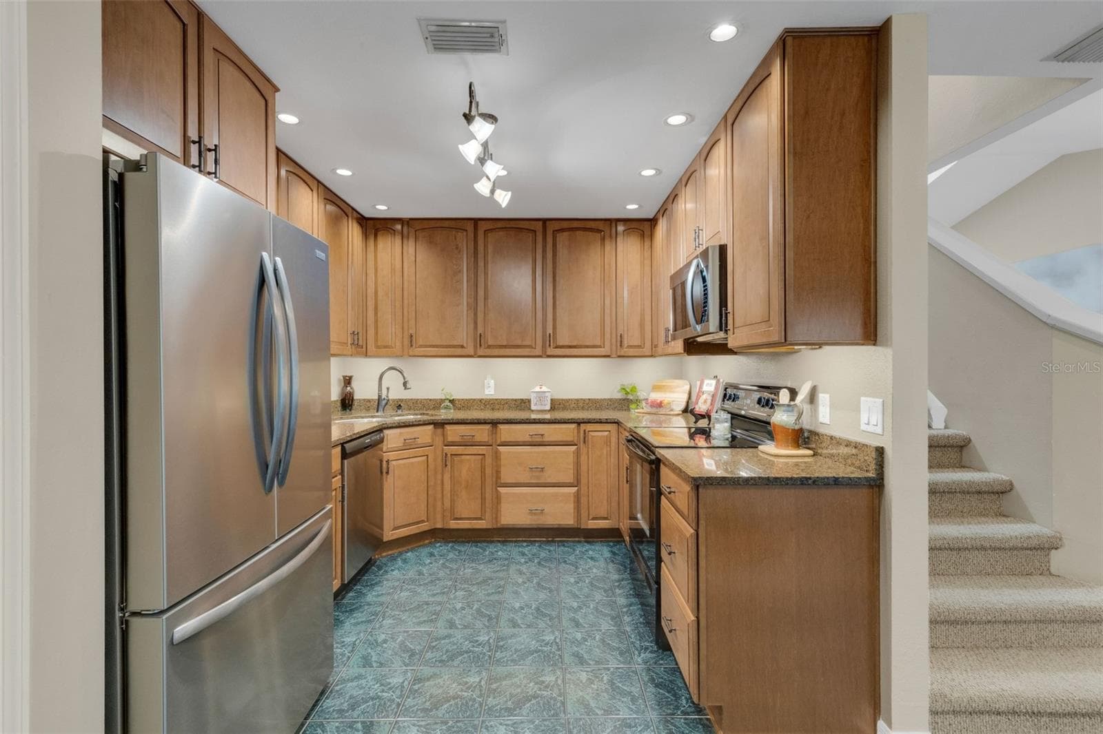 and plenty of storage space. - 1113 WATERFALL LN, LAKELAND