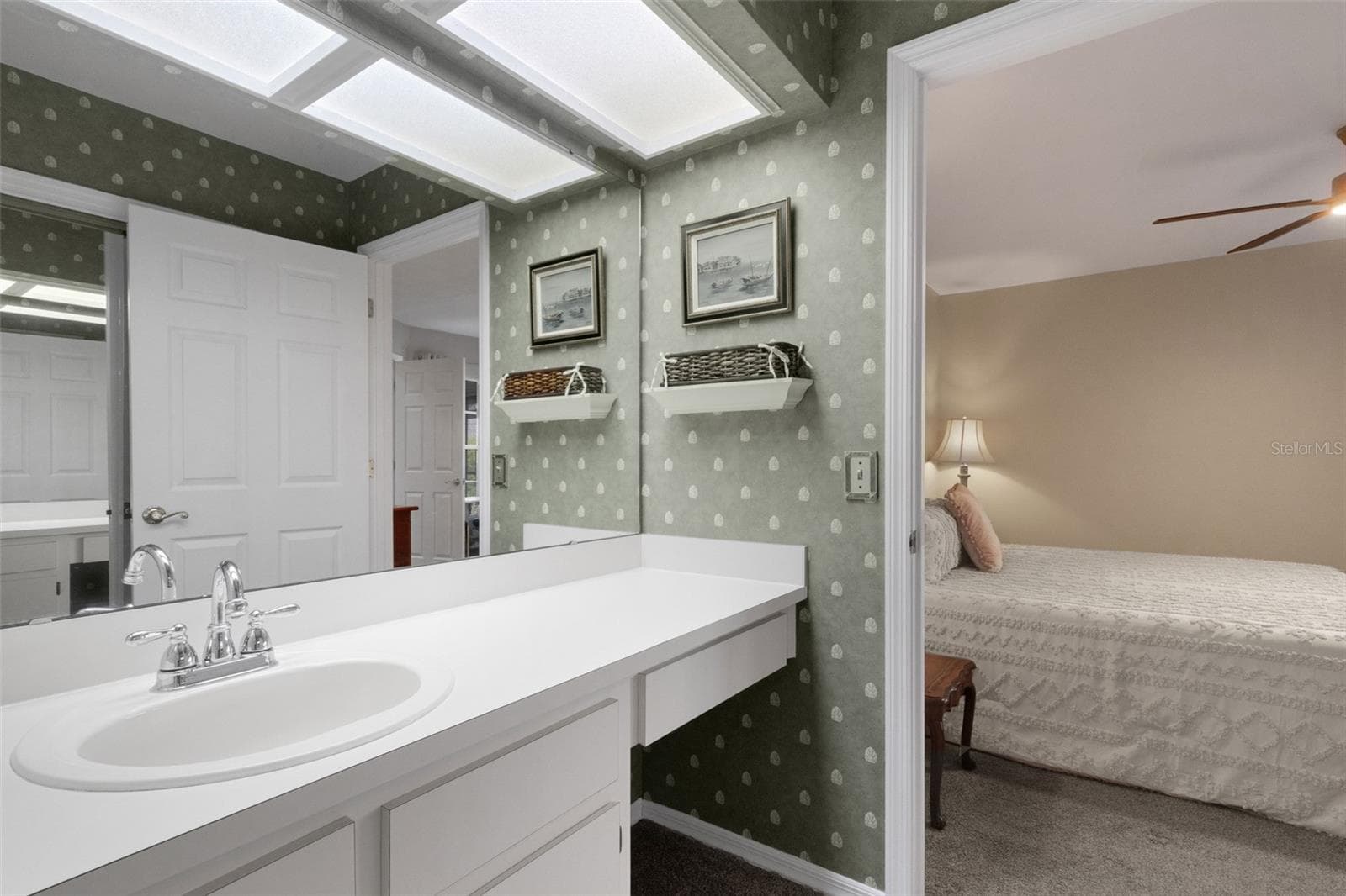 Long vanity and . . . - 1113 WATERFALL LN, LAKELAND