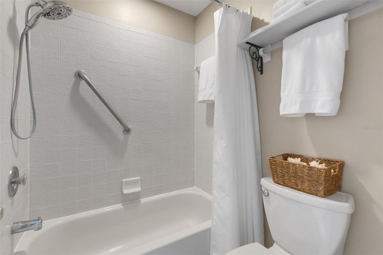 separate tub/shower. - 1113 WATERFALL LN, LAKELAND