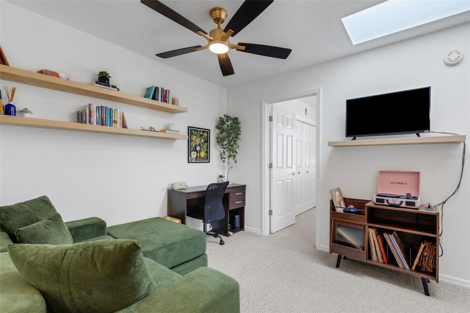 Greeting you is this cozy open loft area which could afford a multitude of uses. - 1113 WATERFALL LN, LAKELAND