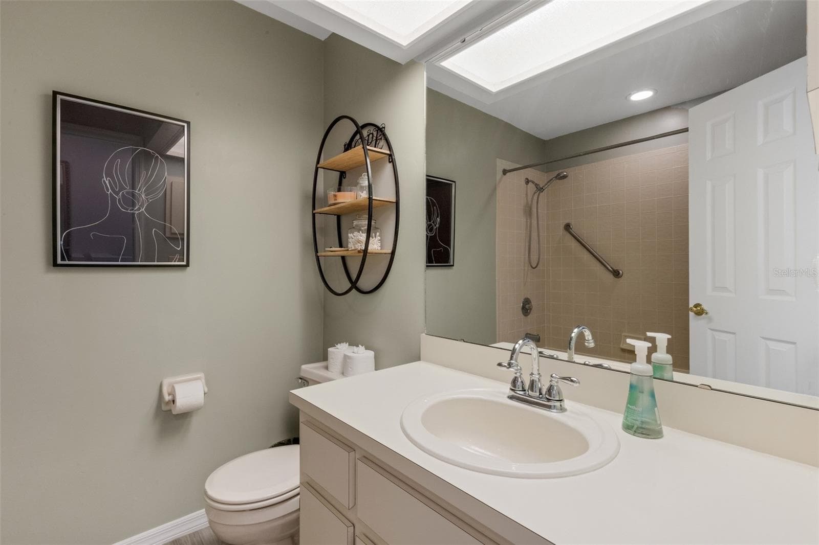 Separating the two bedrooms and loft area is bathroom #2. - 1113 WATERFALL LN, LAKELAND