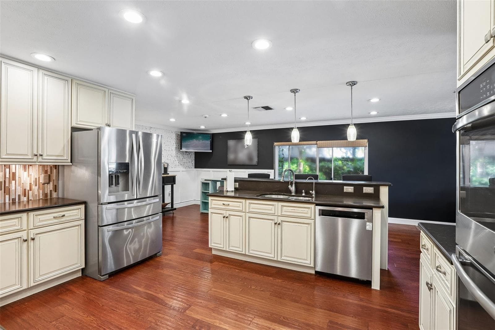Single Family Residence at 2311 GREEN LAWN ST, BRANDON, photo 12 of 32