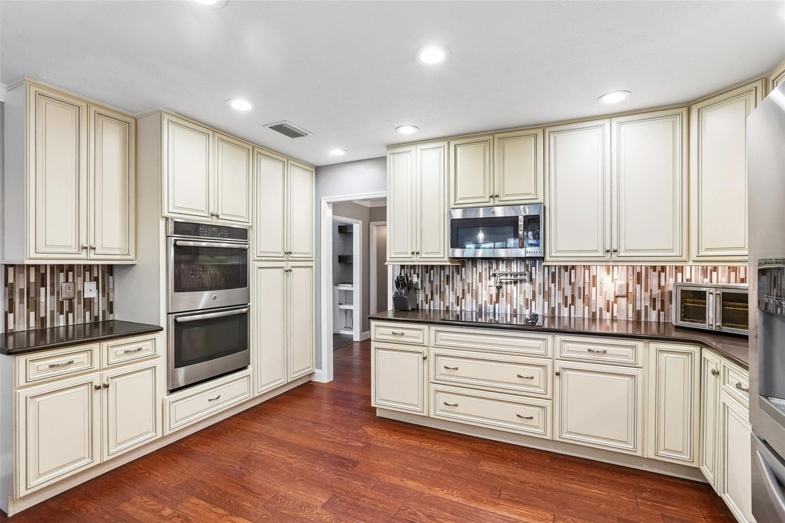 Single Family Residence at 2311 GREEN LAWN ST, BRANDON, photo 13 of 32