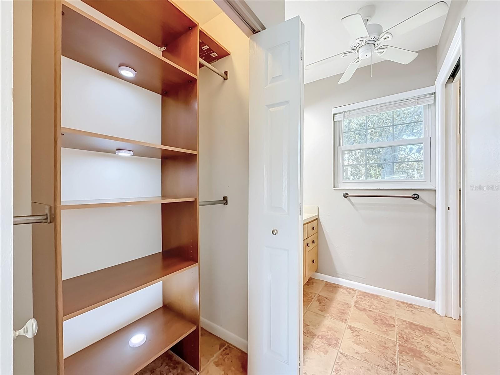 Primary en suite bath & closet - 3120 SWAN LN, SAFETY HARBOR