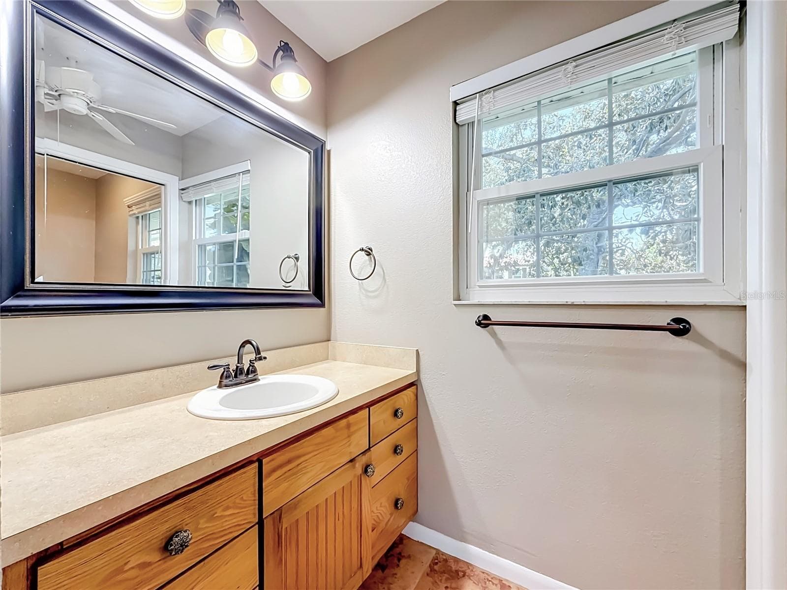 Primary en suite bath - 3120 SWAN LN, SAFETY HARBOR