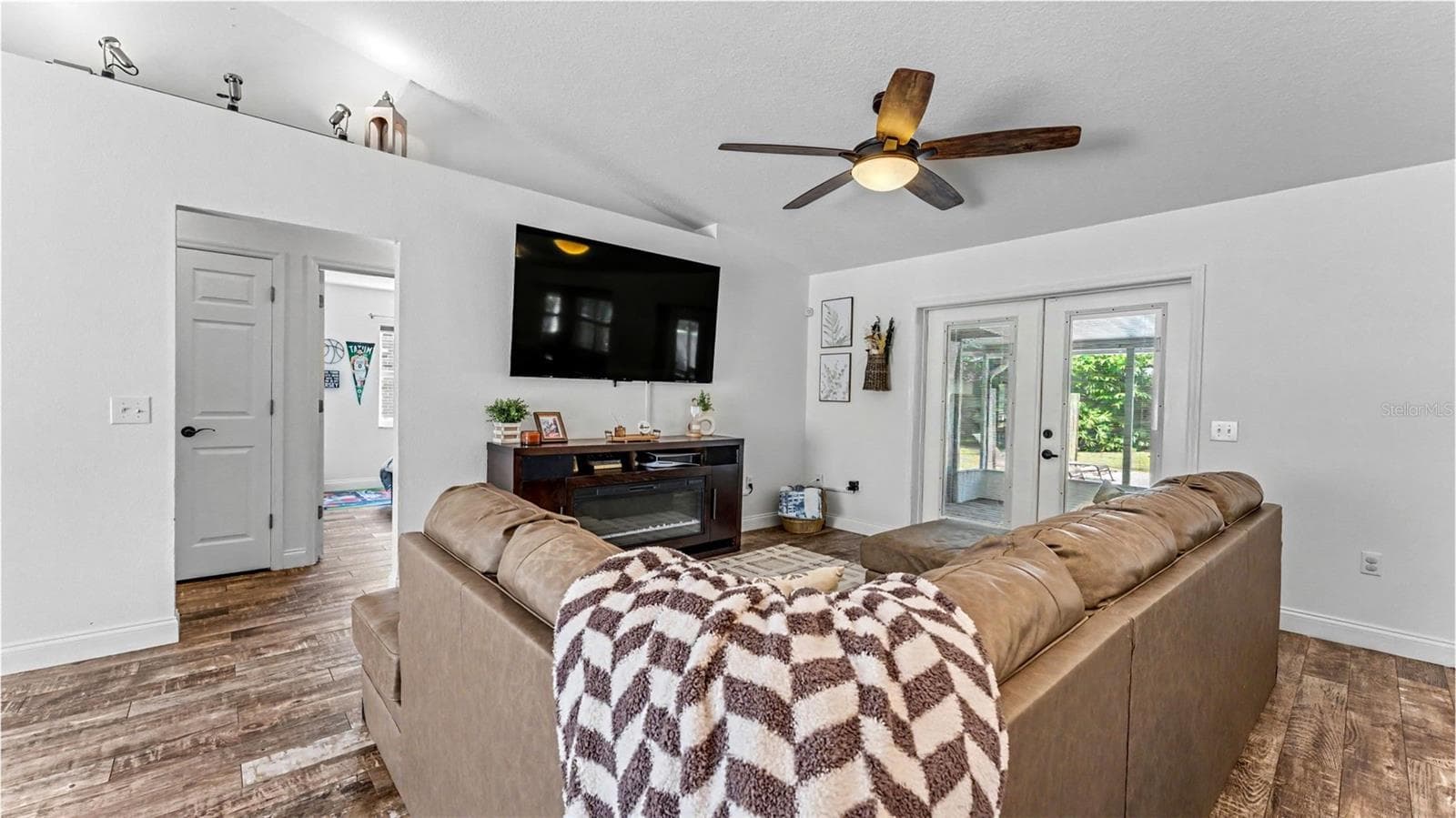 Single Family Residence at 2314 EASTMEADOWS CT, LAKELAND, photo 7 of 51