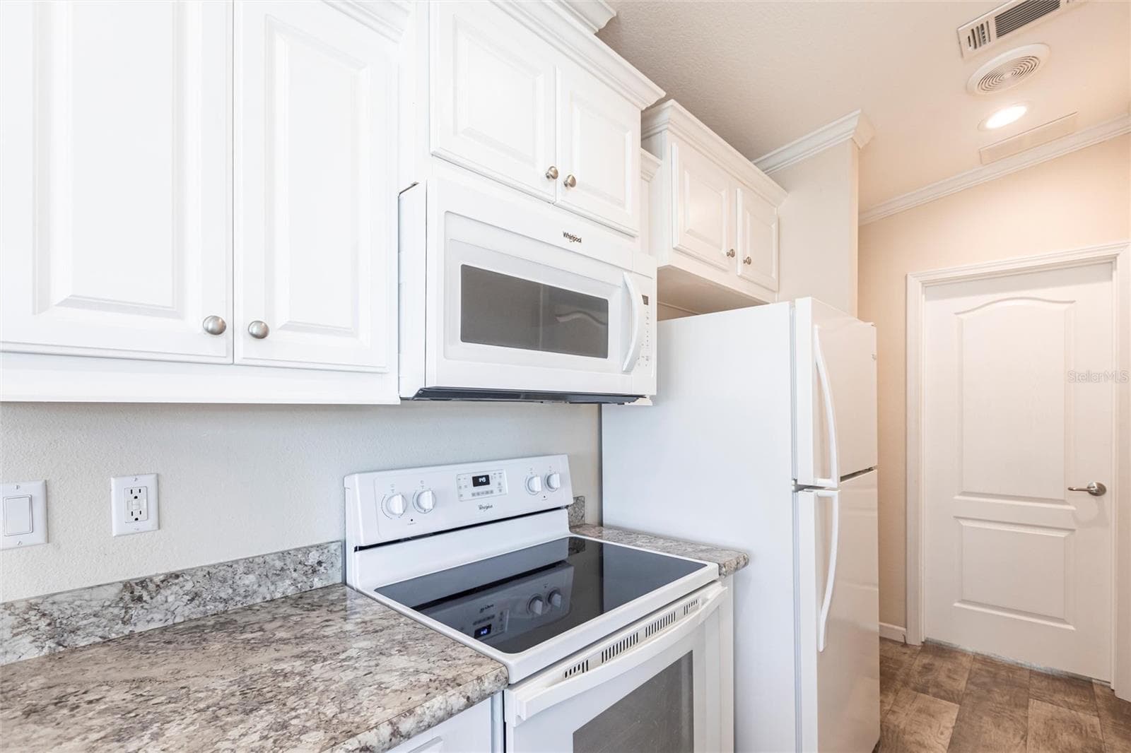 Kitchen stove and microwave - 1329 TROUT, PUNTA GORDA