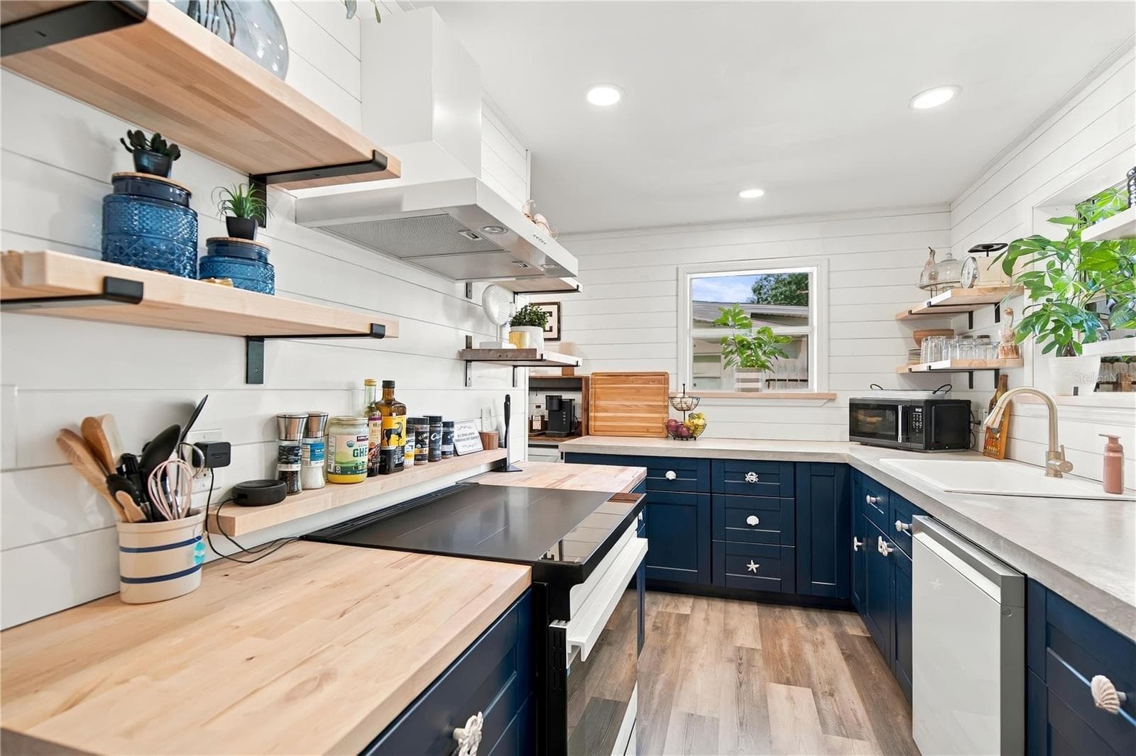 Kitchen - 735 MAGNOLIA AVE, HOLLY HILL