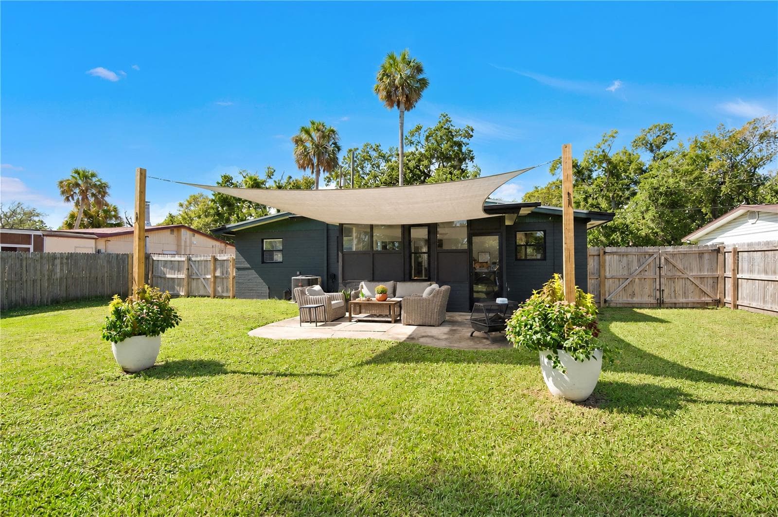 Outdoor living - 735 MAGNOLIA AVE, HOLLY HILL