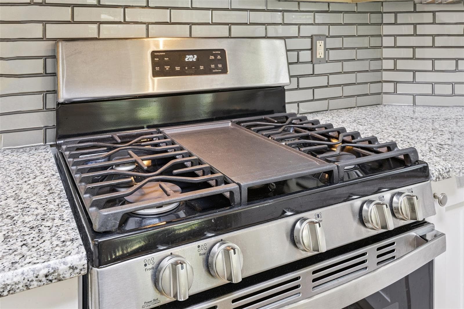Gas range - 5853 PRINCESS CAROLINE PL, LEESBURG