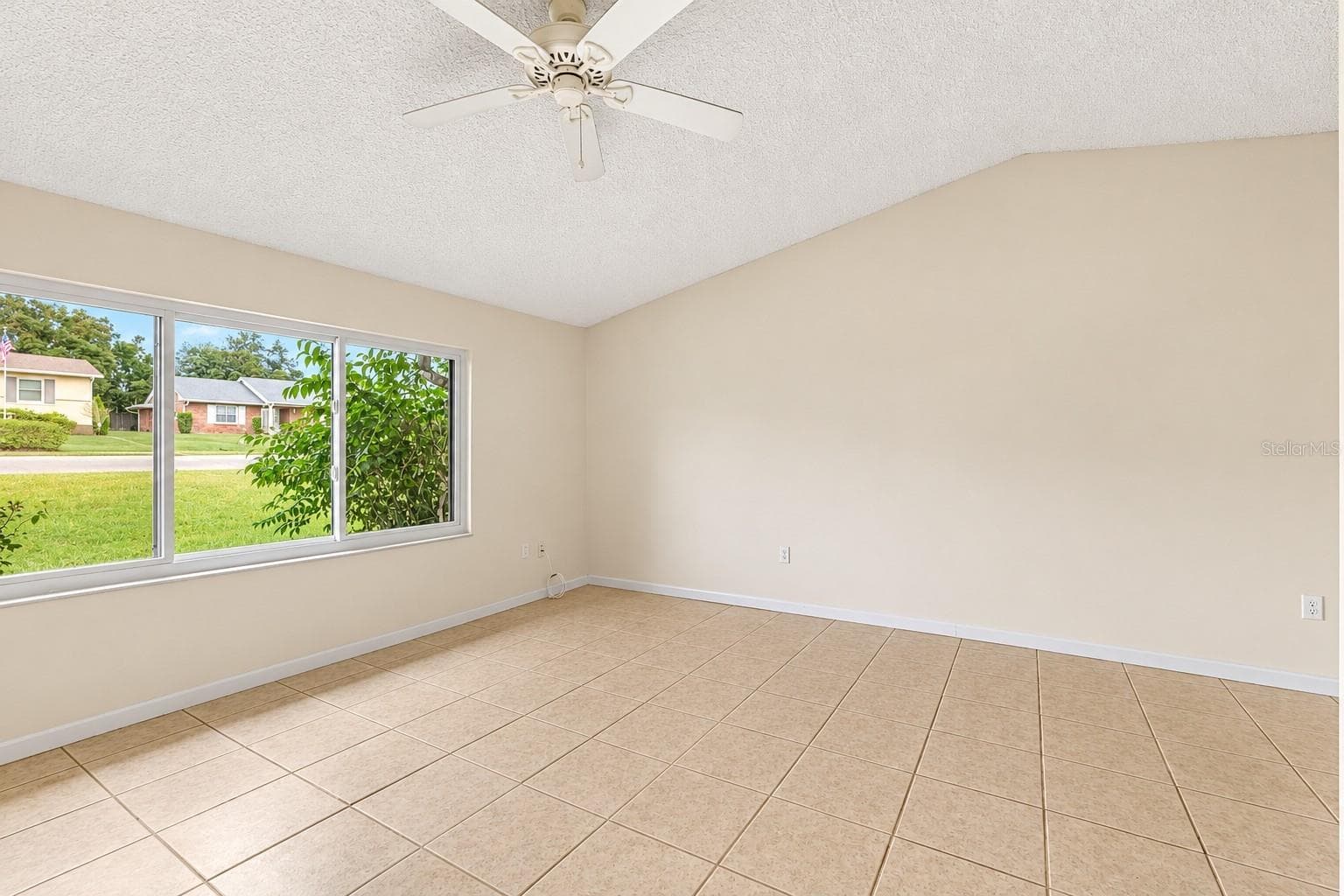Family room with vaulted ceilings - 1273 GLADSTONE DR, DELTONA