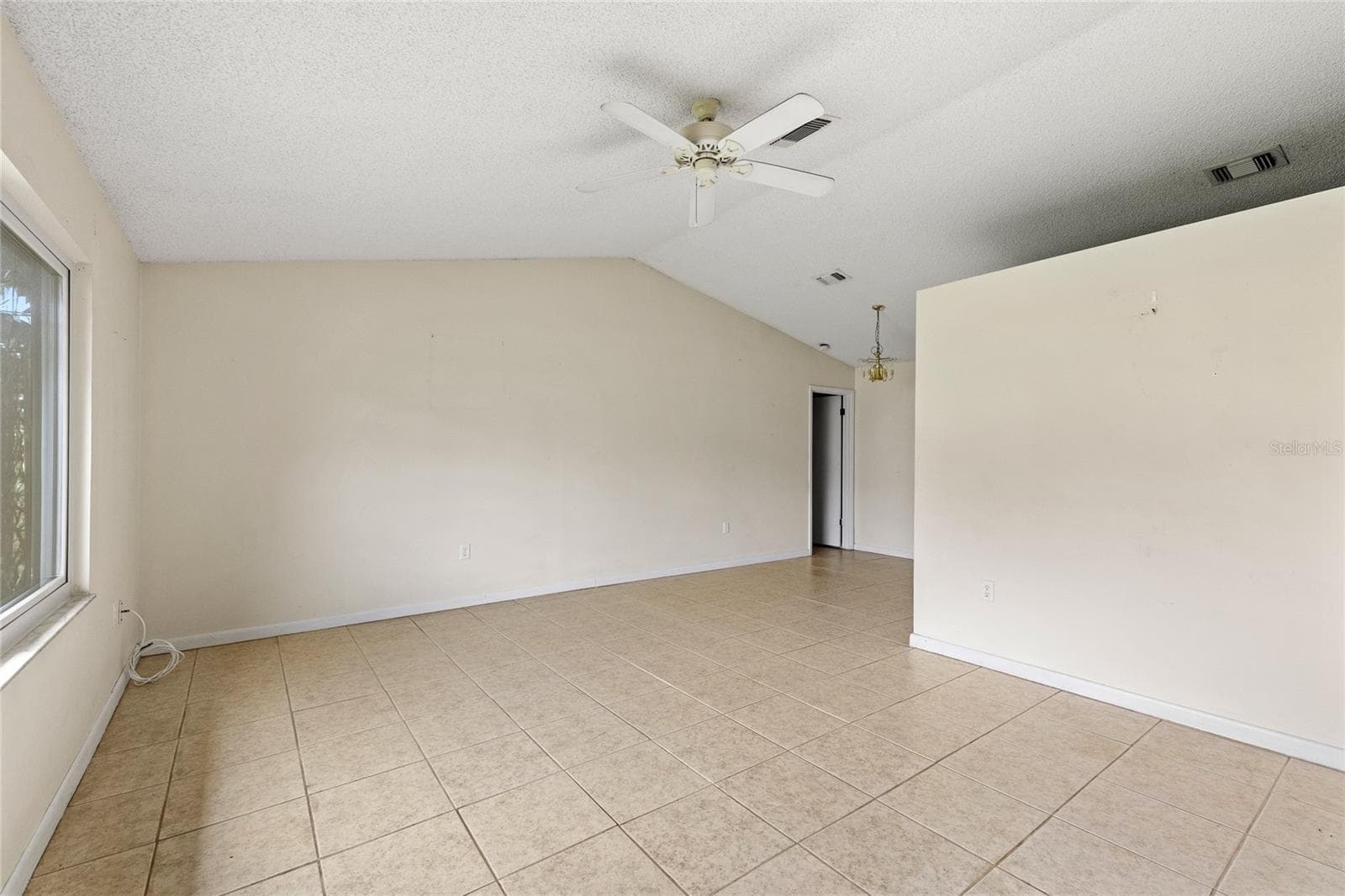 Family room with vaulted ceilings - 1273 GLADSTONE DR, DELTONA