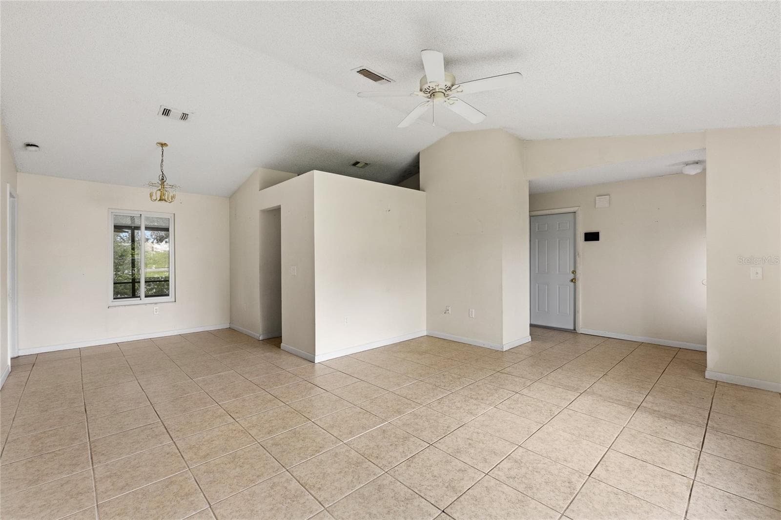 Family room with vaulted ceilings - 1273 GLADSTONE DR, DELTONA